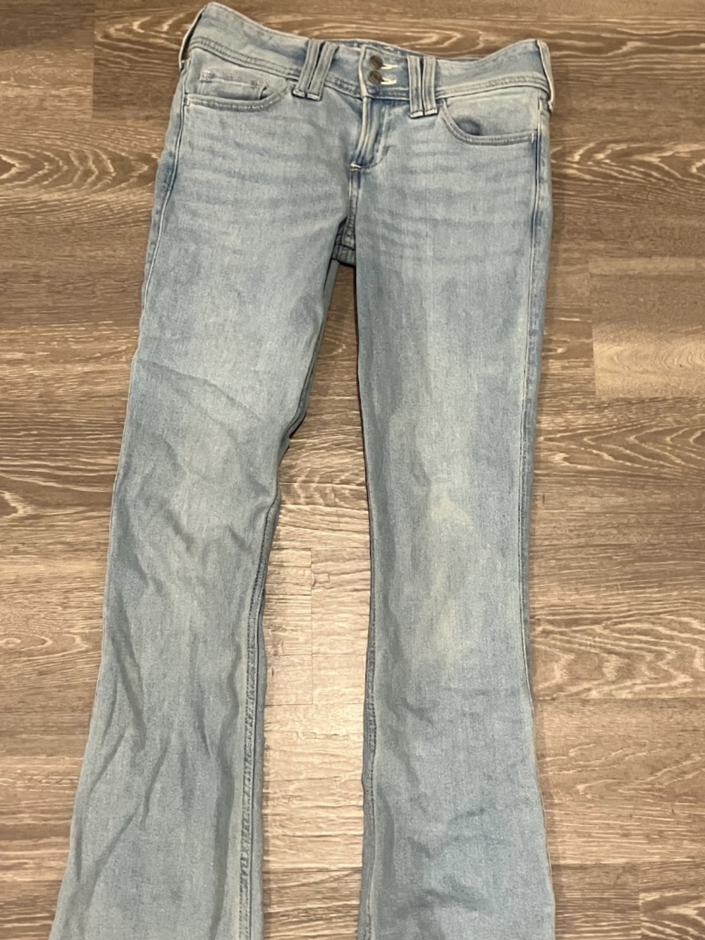 Size 2 / 26 Low-rise new hollister light wash bootcut jeans